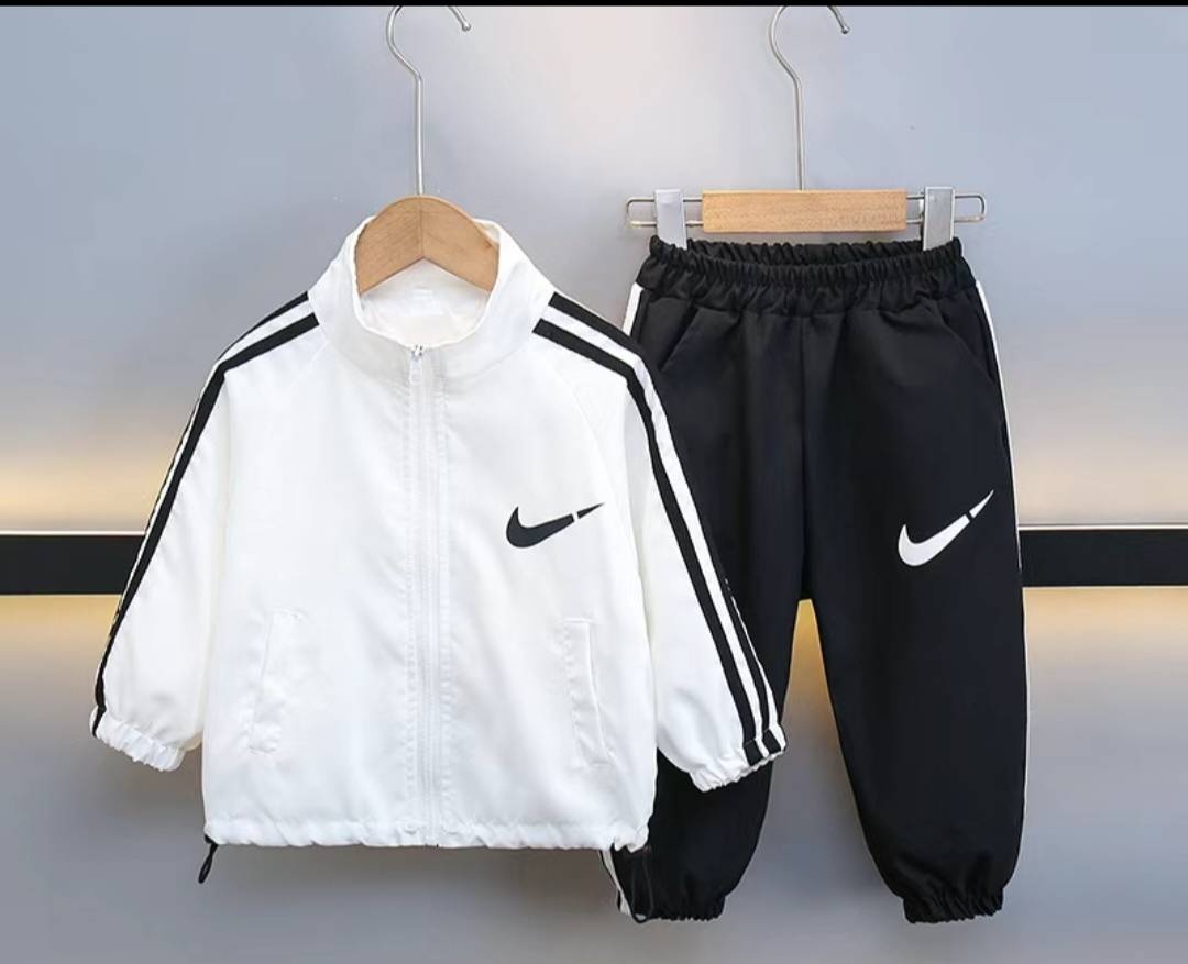 Спортивный костюм черный, белый