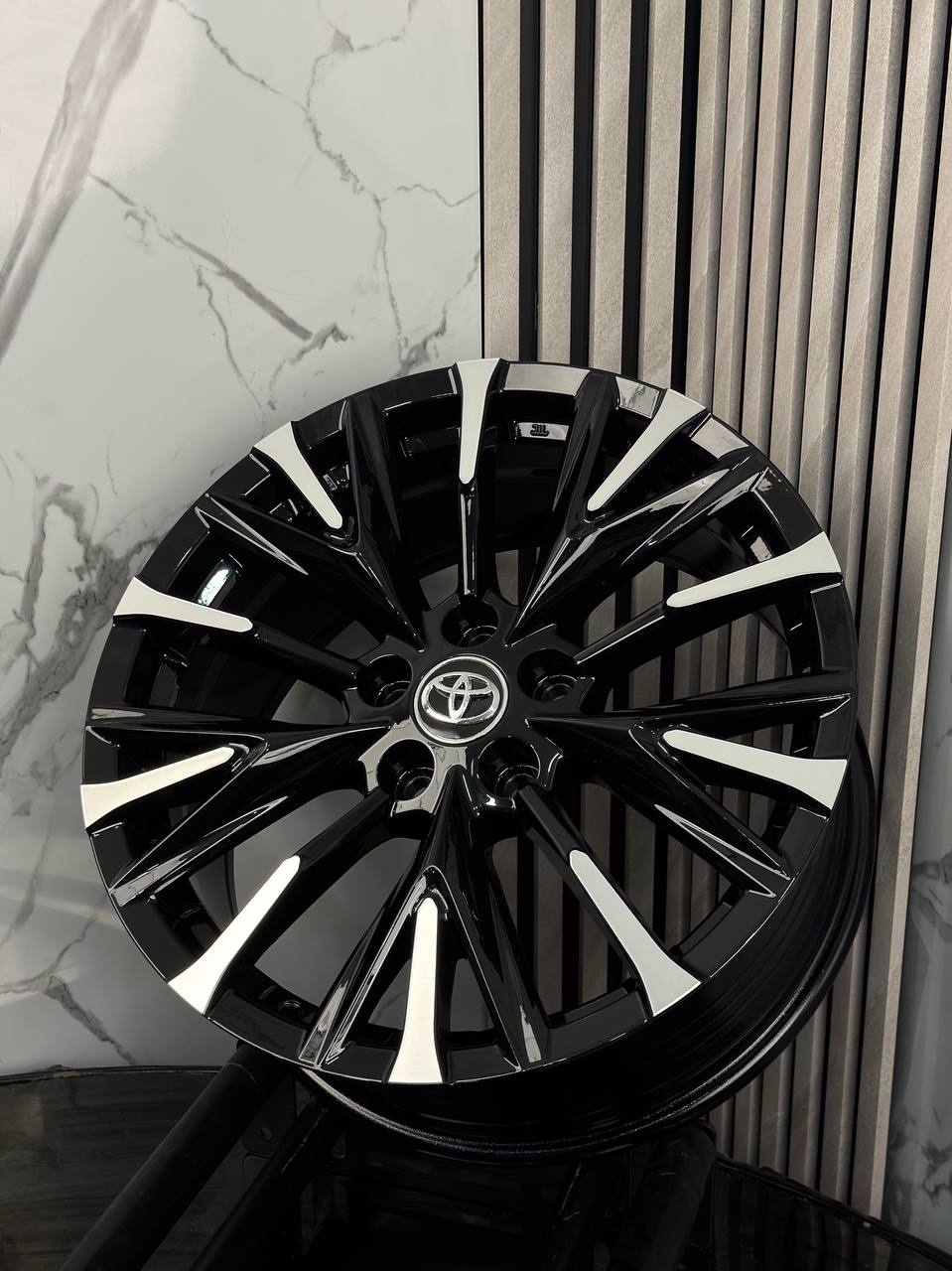 Top Grade Toyota FBX159-8 8x18/5x114.3 D60.1 ET35 4 диска серебристый, черный