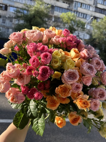 Blossom моно-букет в оформлении кустовая роза 25 шт 60 см