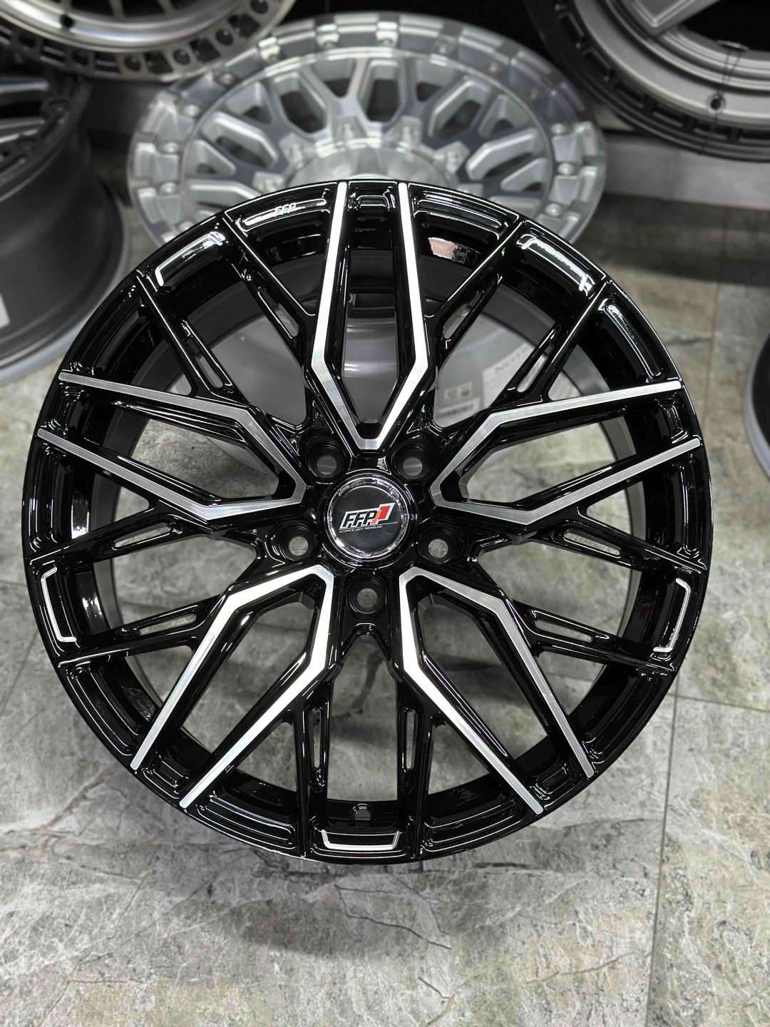 RNO 3836bp 8.5x18/5x114.3 D67.1 ET35 4 диска черный, серебристый