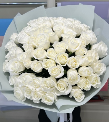 La Fleur моно-букет с открыткой роза 51 шт 50 см