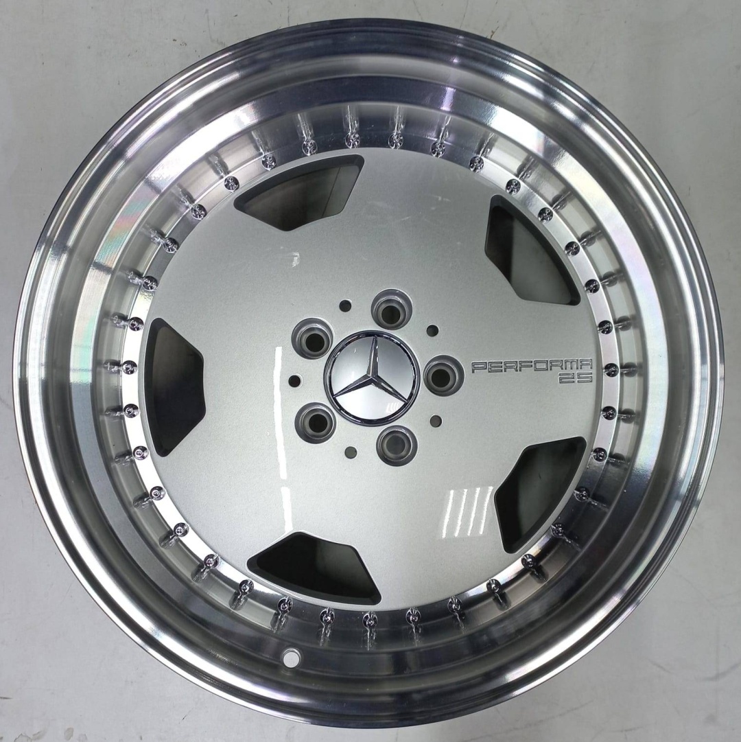Mercedes-Benz Mercedes-Benz 5852-18 8/9x18/5x112 D66.6 ET35.35 4 диска серебристый