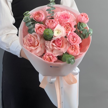 Art Flowers букет с открыткой пионовидная роза, ранункулюс, эвкалипт 8 шт 60 см