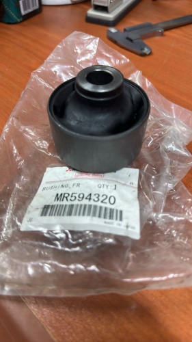 Mitsuboshi сайлентблок рычага подвески MR594320