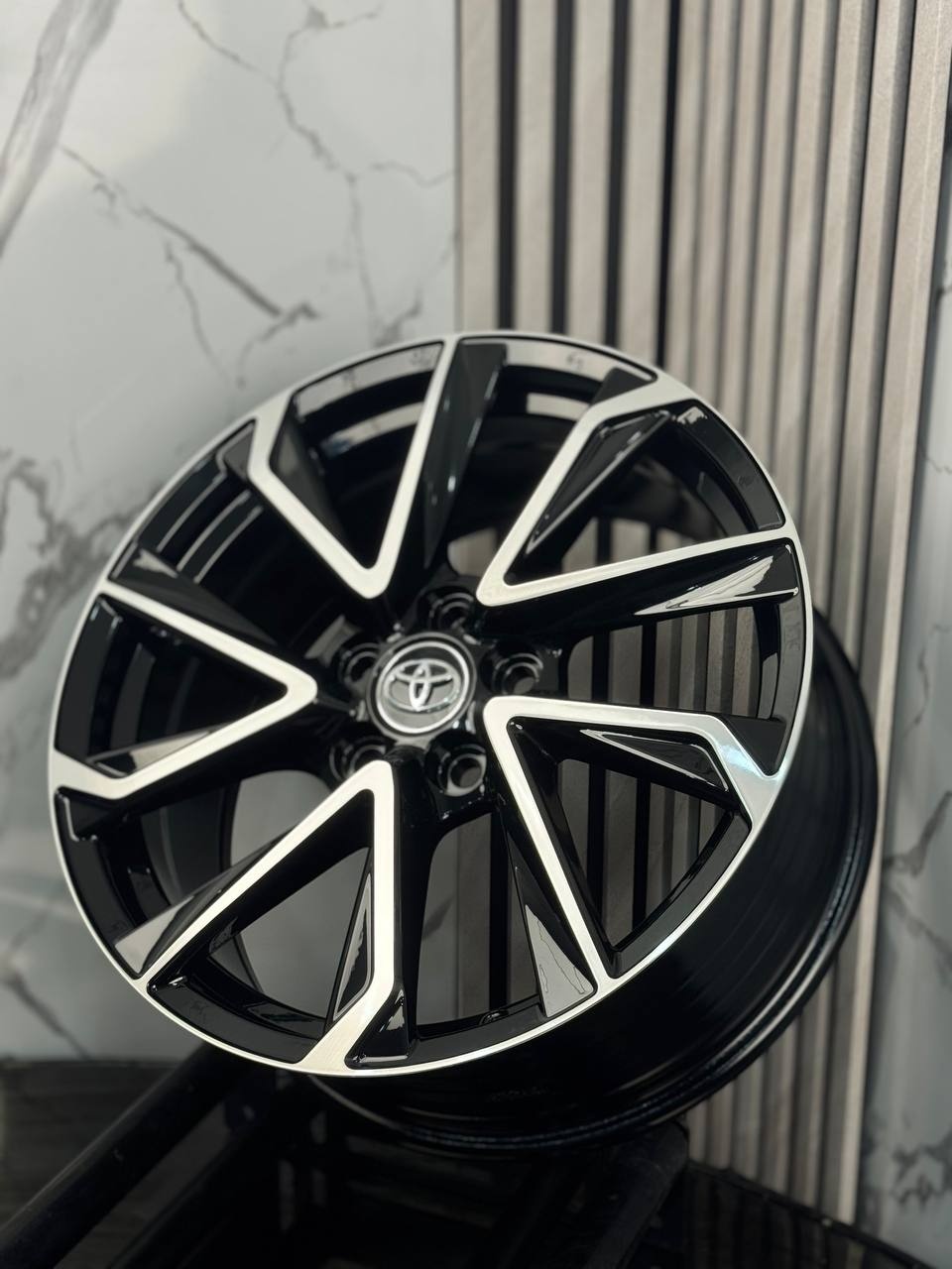 Top Grade Toyota 408-8 8x18/5x114.3 D60.1 ET50 4 диска серебристый, черный