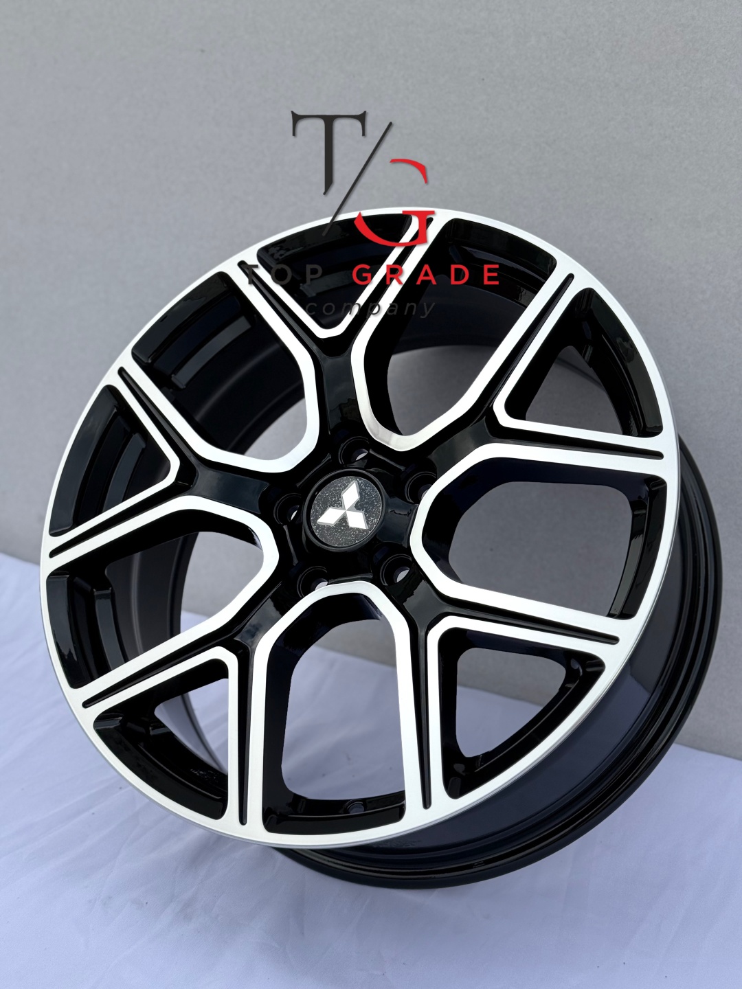 Mitsubishi TG0124 7x18/5x114.3 D67.1 ET38 4 диска черный, серебристый