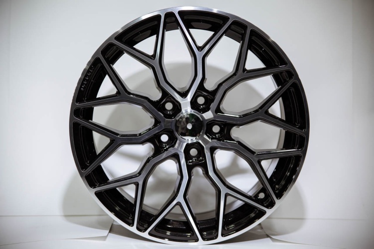 Vossen hf-2 7.5x17/5x114.3 D67.1 ET35 4 диска черный, серебристый