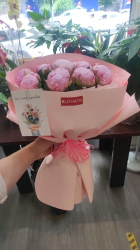 Blossom моно-букет с открыткой пион 9 шт 50 см