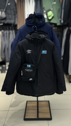 Зимняя куртка Mizuno черный с нюдом