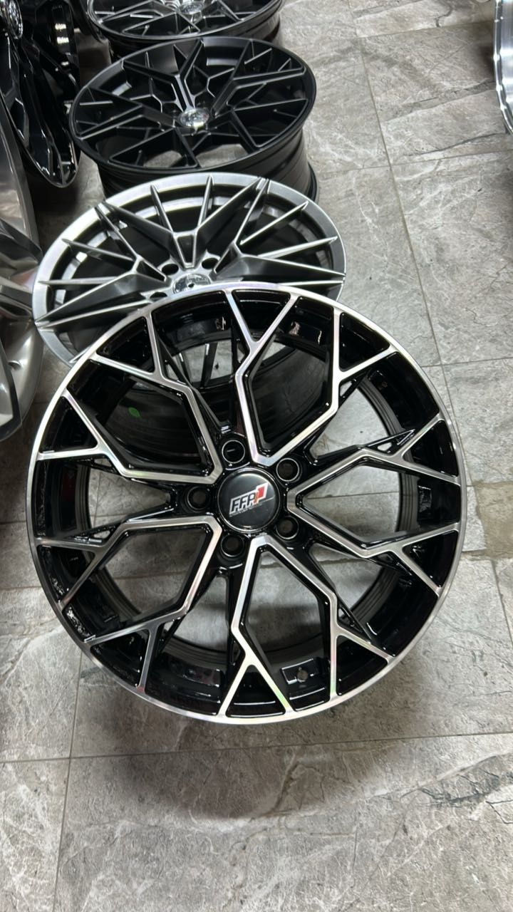 LKN Lkn 0907 7.5x17/5x114.3 D67.1 ET35 4 диска черный, серебристый