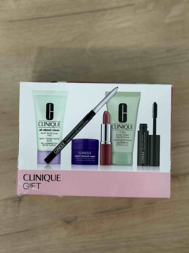 Clinique CLINIQUE GIFT набор декоративной косметики для женщин