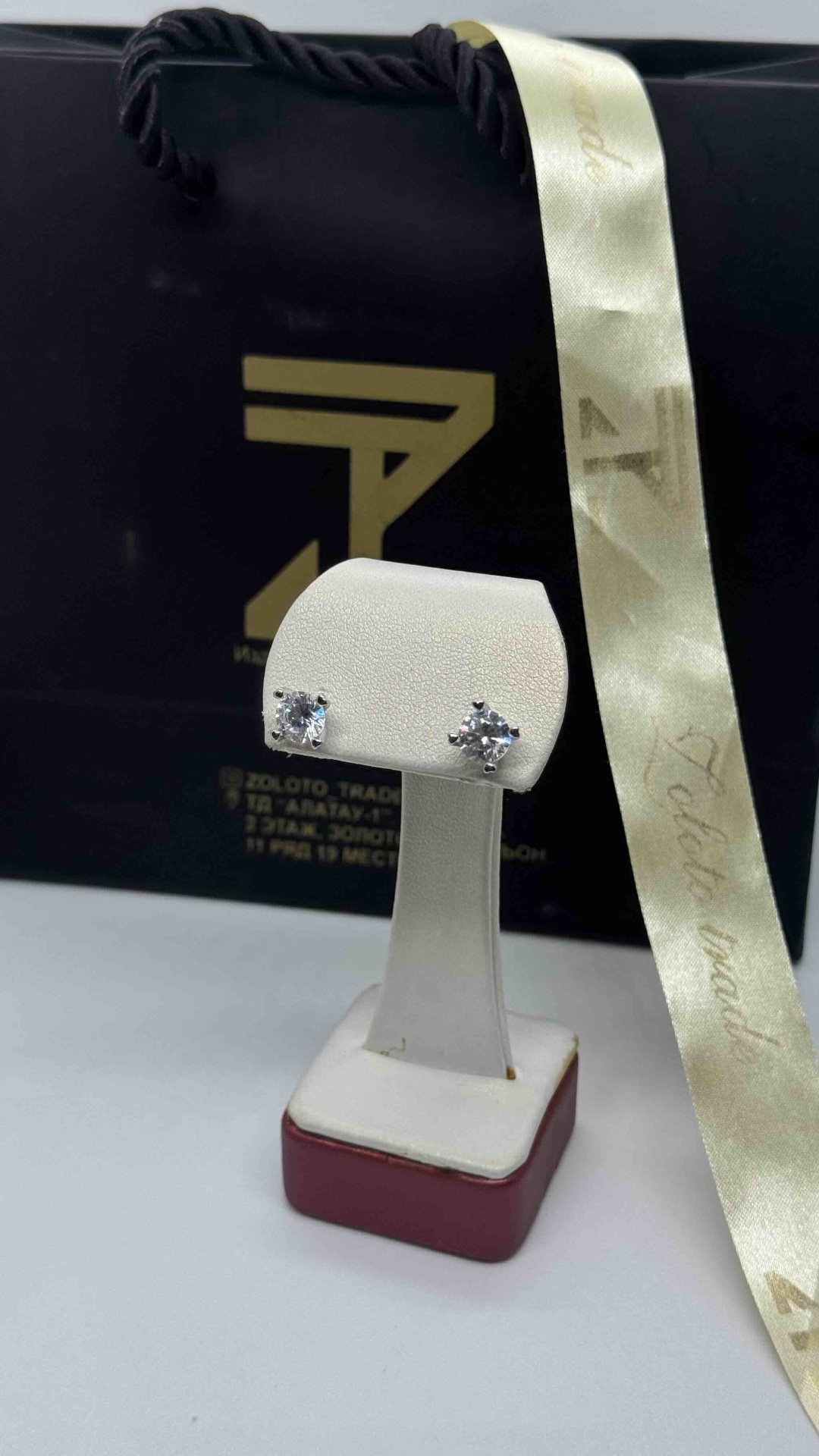 Серьги Zoloto trade 029383 вес 2 г серебро, фианит
