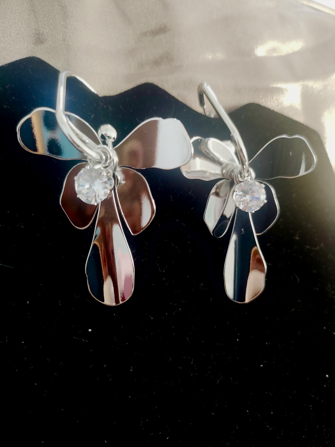 Серьги YIN HAN MEI бижутерный сплав, нержавеющая сталь, кристаллы Swarovski