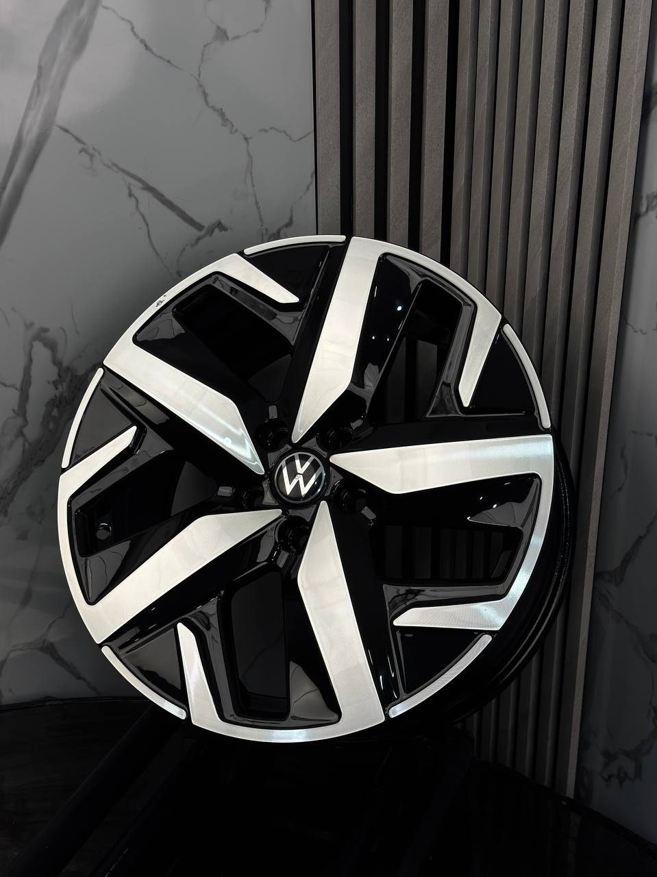 Top Grade Volkswagen 8x18/5x112 D57.1 ET44 4 диска серебристый, черный