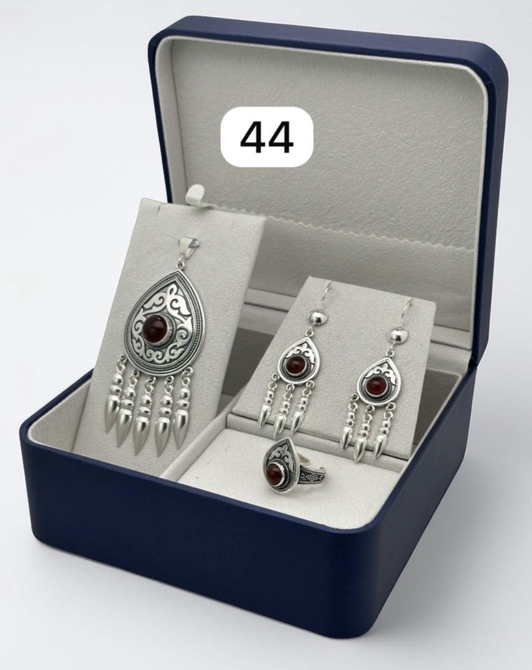 18 КАРАТ 887444 вес 44 г серебро, без вставок