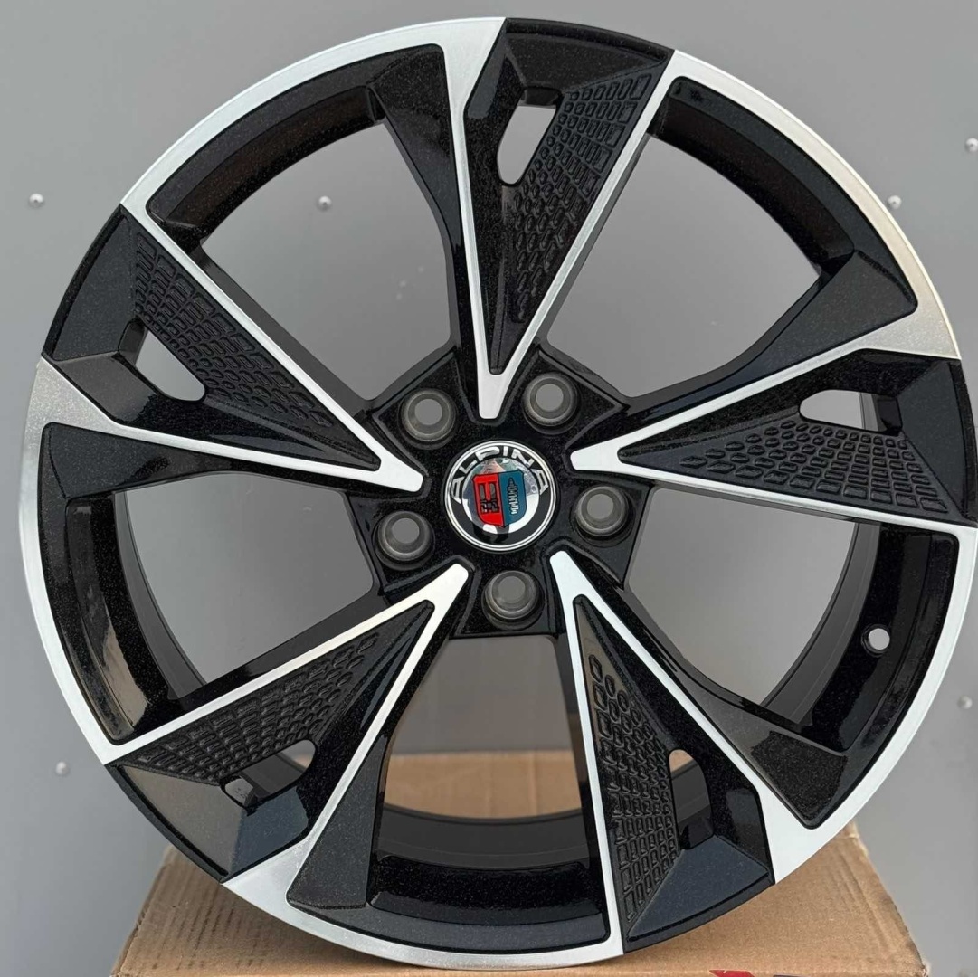 Rainbow Alpine 8x18/5x114.3 D73.1 ET35 4 диска черный, серебристый