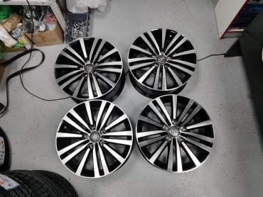 Rainbow Audi/Volkswagen 7.5x17/5x114.3 D57.1 ET47 4 диска черный, серебристый
