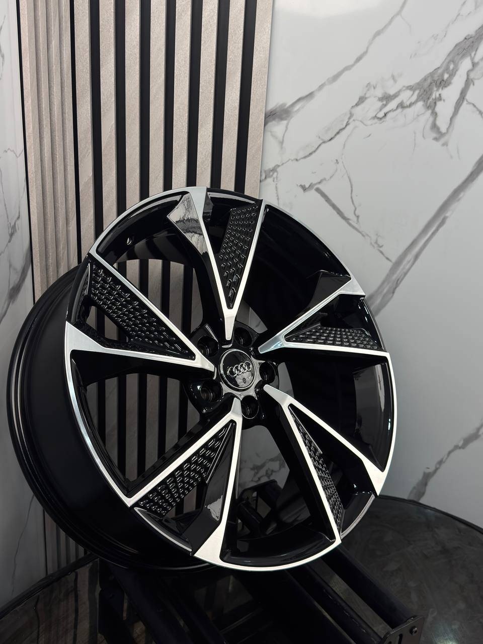 Top Grade EXPFBX008-20 8.5x20/5x112 D66.5 ET40 4 диска черный, серебристый
