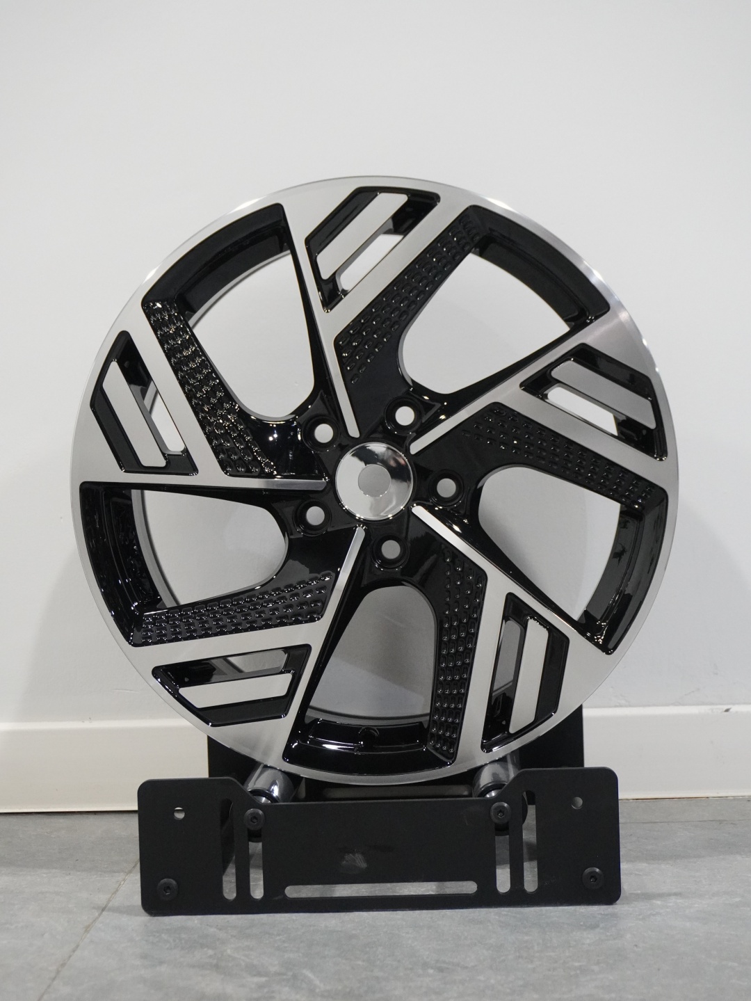 PDW TURONE 7.5x17/5x114.3 D67.1 ET42 4 диска черный, серебристый