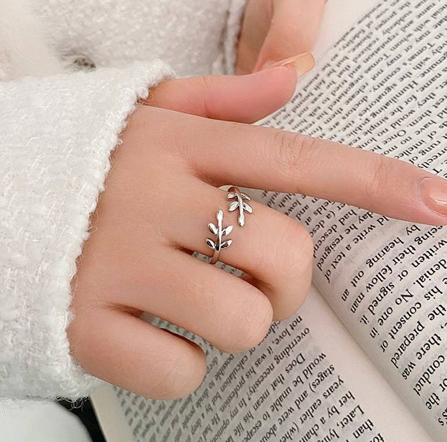 Кольцо Billiza Ring with leaves silver размер регулируемый бижутерный сплав, без вставок