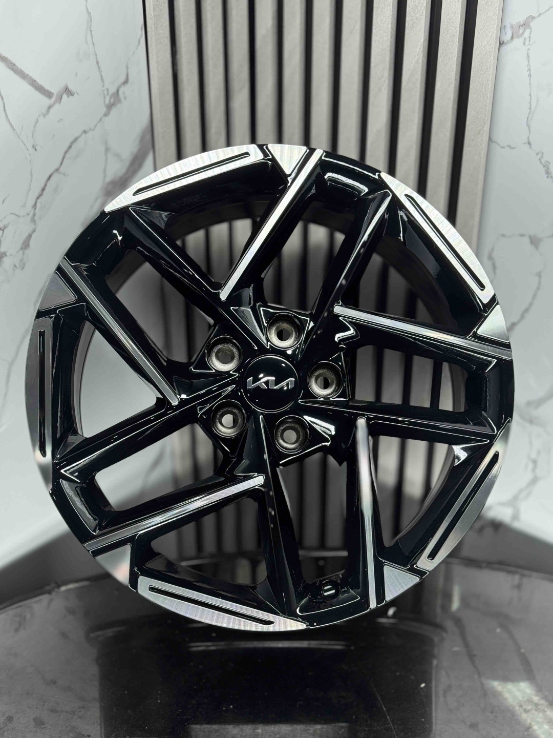 HYUNDAI / KIA 3537 8x18/5x114.3 D67.1 ET56 4 диска черный, серебристый