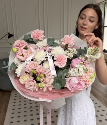 Royal Flowers, Евро-букет из пионов, гвоздик, лизиантусов, маттиоллы и хризантем.