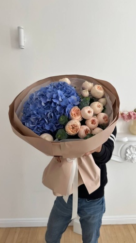 Nuri Floral букет в оформлении гортензия, кустовая пионовидная роза 7 шт 60 см