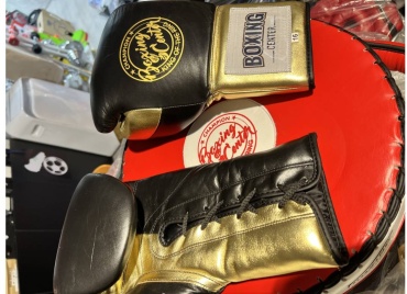 Боксерские перчатки Boxing Center 16 oz черный, золотистый