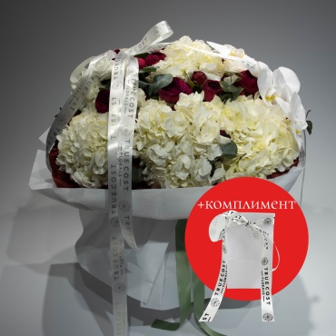 TrueCost Florals букет с открыткой гортензия, орхидея, кустовая роза 22 шт 60 см
