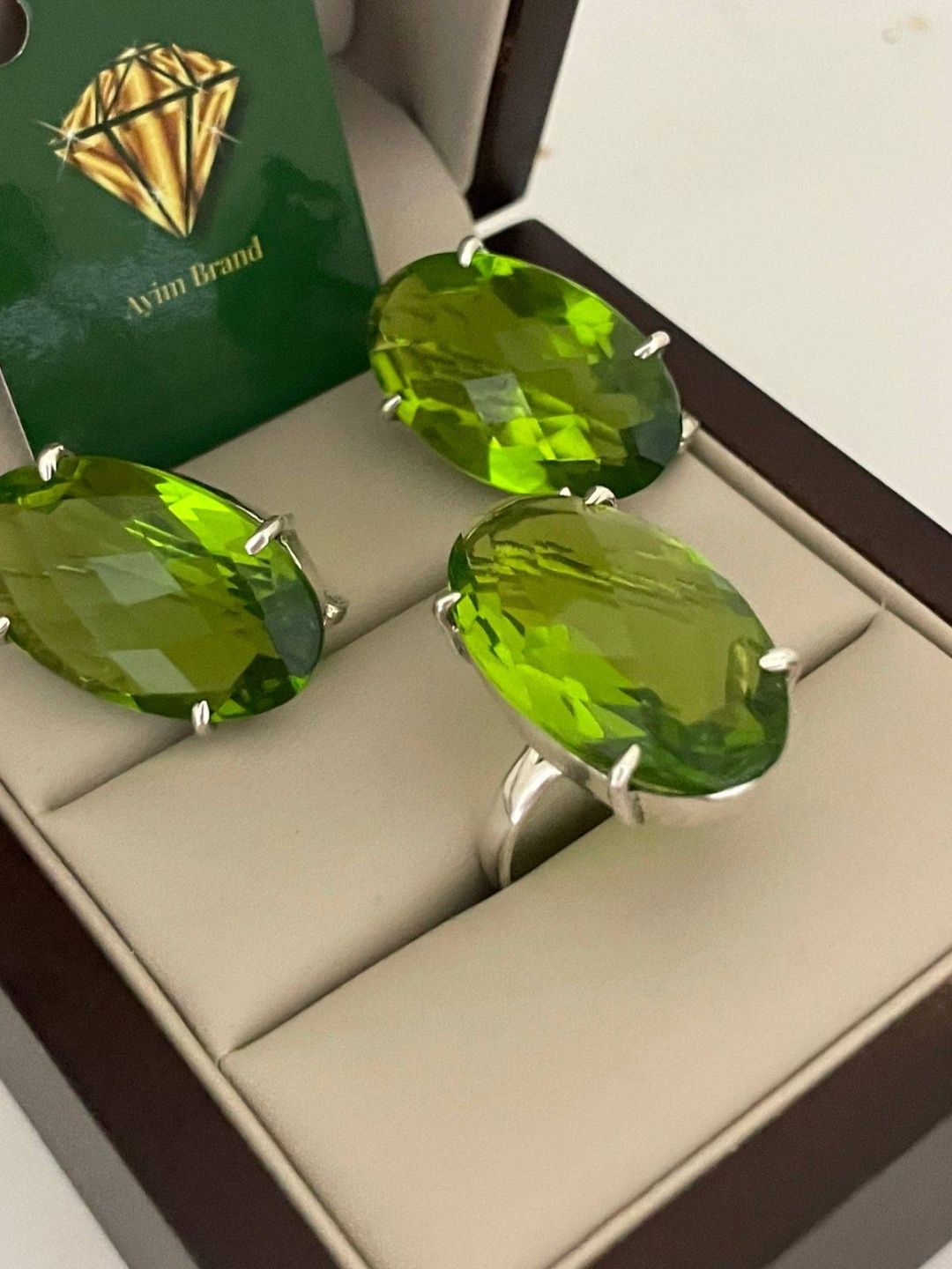 Ayim Brand JJA вес 17.38 г серебро, хризолит
