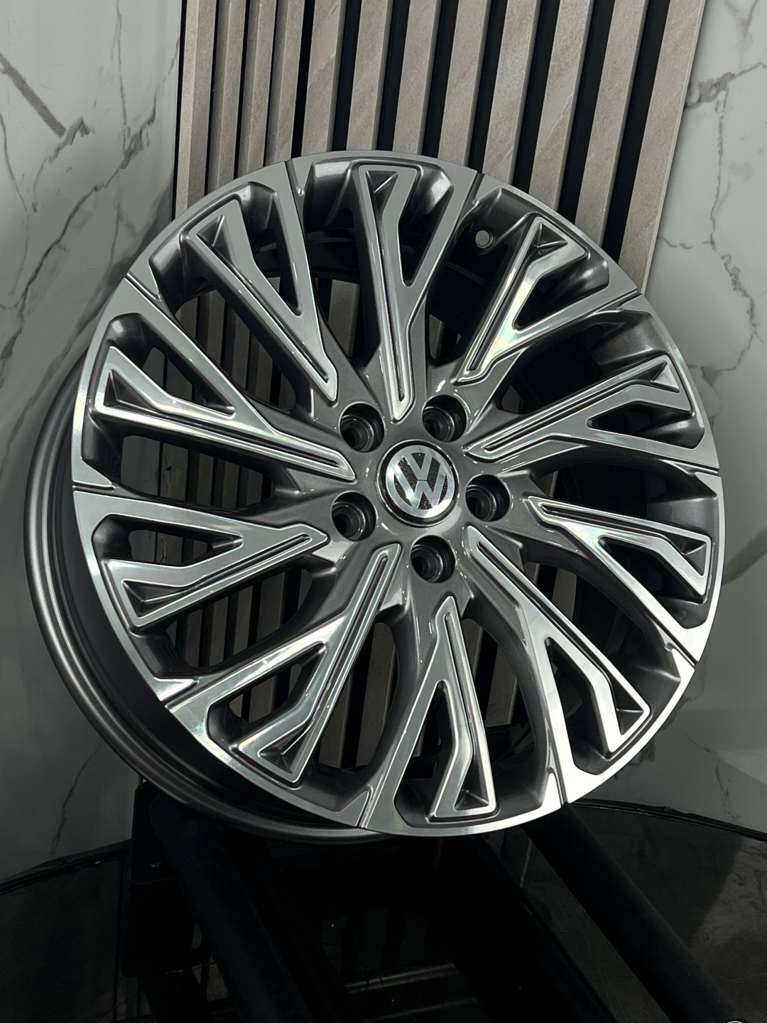 Volkswagen fbx233-8 Top Grade 7x18/5x112 D67.1 ET53.5 4 диска графит, серебристый