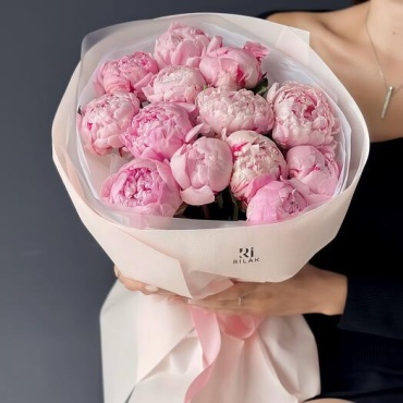 Rilak Floral моно-букет в оформлении пион 13 шт 60 см
