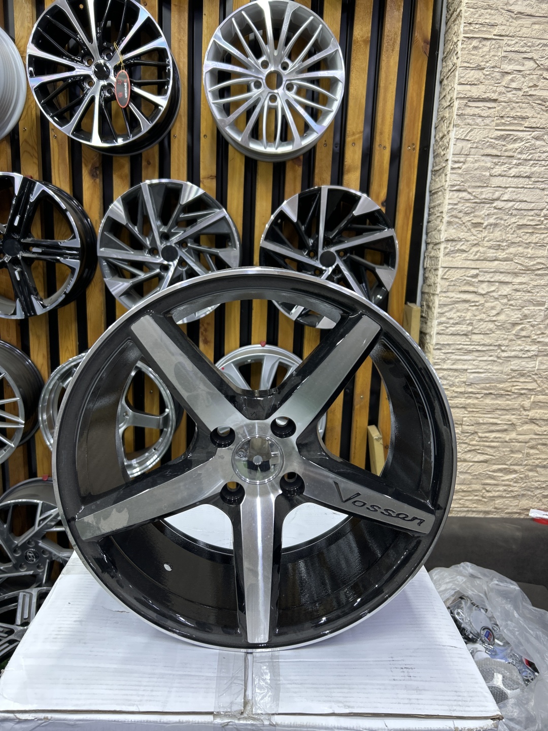 LKN Lkn82 7x16/4x100 D67.1 ET35 4 диска черный, серебристый