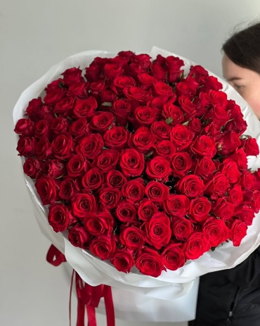 Bestflowers моно-букет в оформлении роза 101 шт 50 см