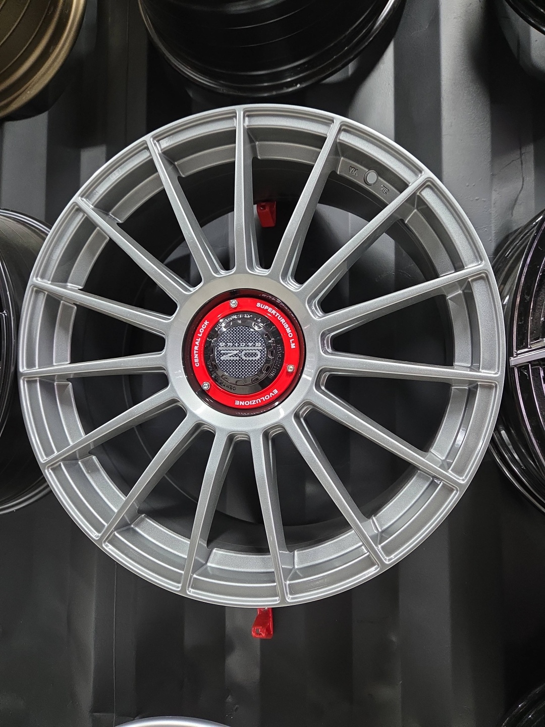 OZ Racing 888 8.5x20/5x108 D65.1 ET35 4 диска графит, серый