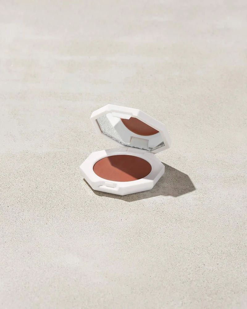 FENTY BEAUTY Cheeks Out Freestyle румяна Rose Latte