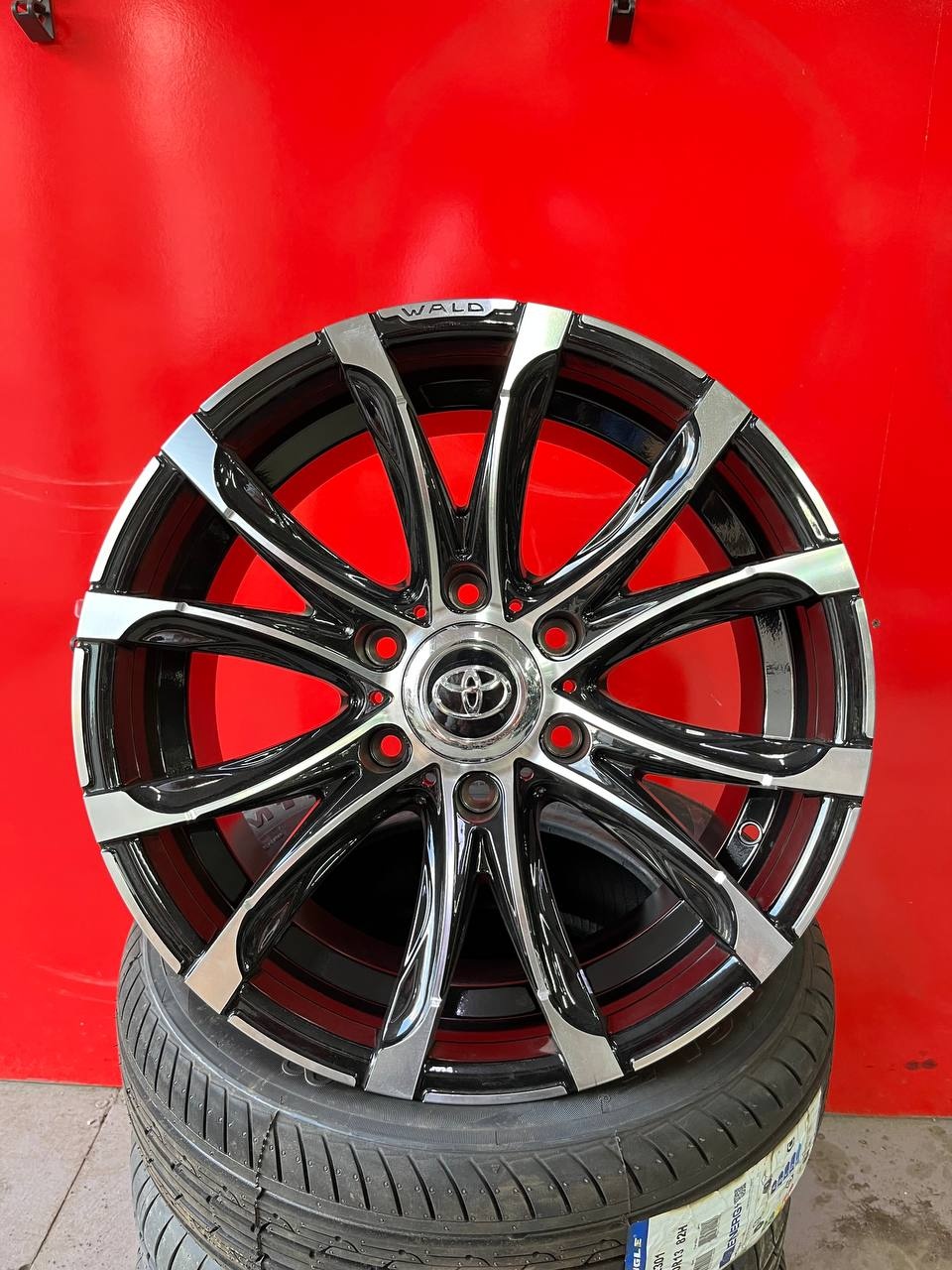 Top Grade Toyota H905f 8x18/6x139.7 D106.1 ET25 4 диска черный, серебристый