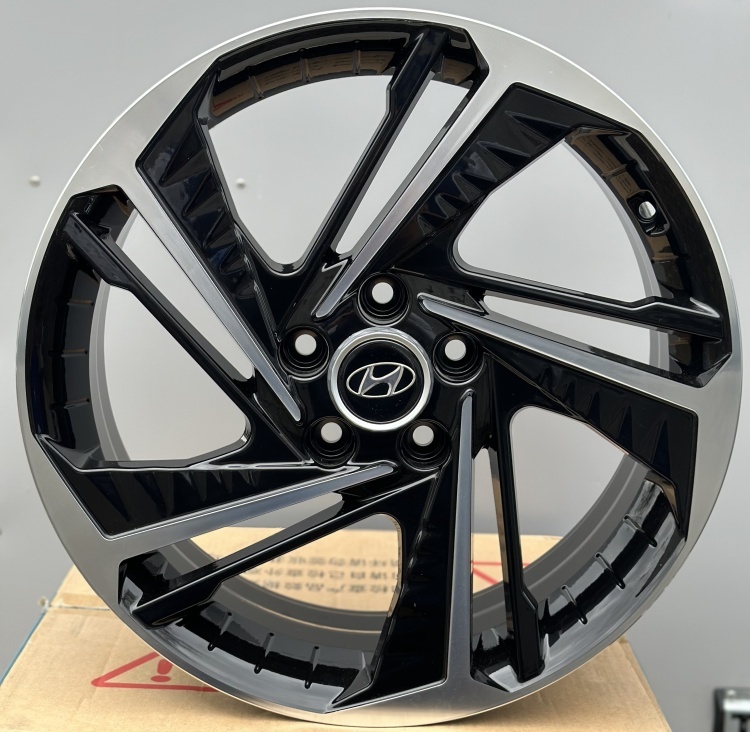 Rainbow HYUINDAIKIA 5895 7.5x18/5x114.3 D67.1 ET45 4 диска черный, серебристый