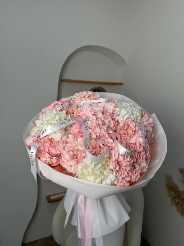 Nuri Floral моно-букет в оформлении гортензия 13 шт 80 см