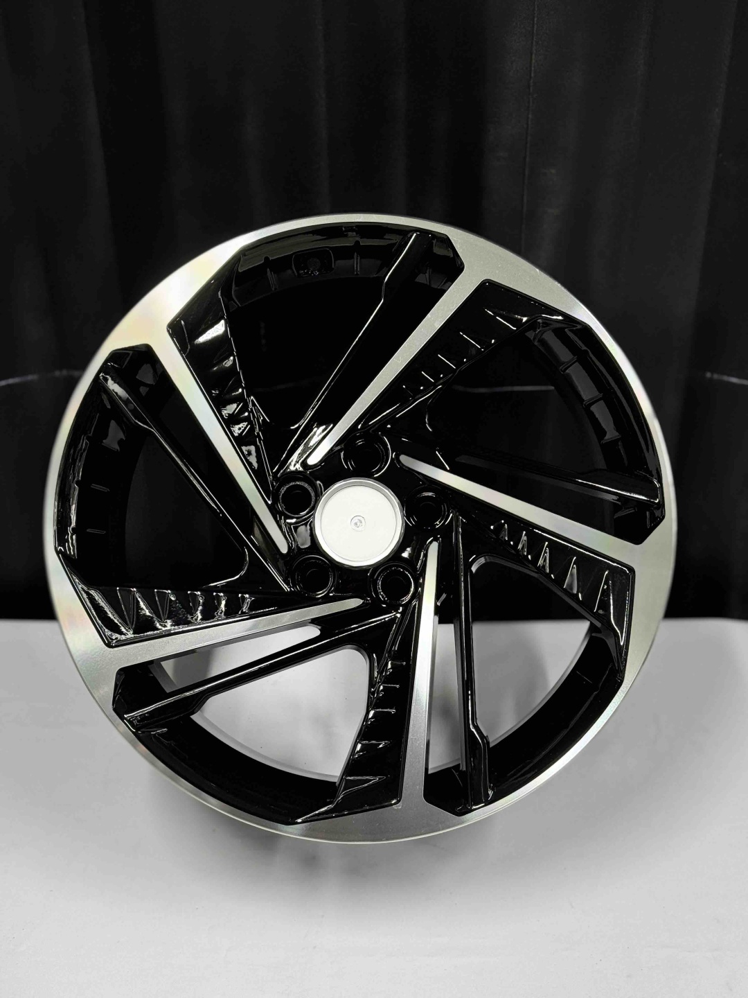 Top Grade Diski0121 8x18/5x114.3 D67.1 ET45 4 диска черный, серебристый
