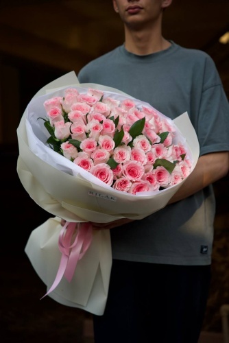 Rilak Floral моно-букет в оформлении роза 51 шт 60 см