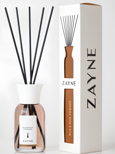 Диффузор с палочками ZAYNE главные ноты - овсяное молоко, альдегиды, рисовый порошок. ноты сердца - ромашка, белый жасмин, иланг-иланг. базовые ноты - пудровые ноты, белый мускус, миндаль. 110 мл