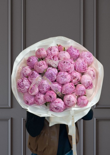 Rilak Floral моно-букет в оформлении пион 31 шт 60 см