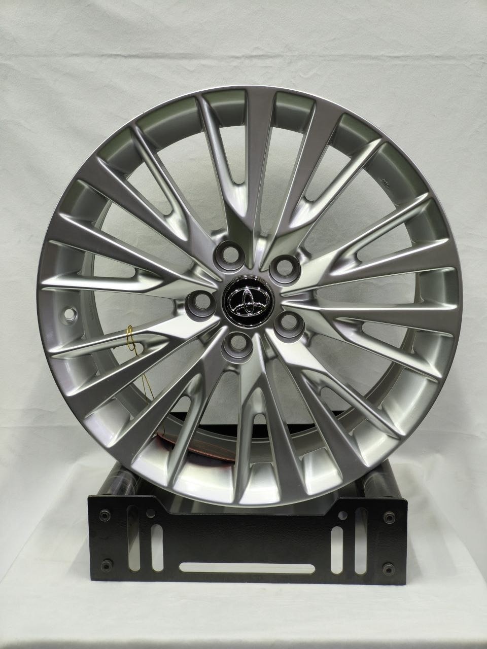 RNO 5487 8x18/5x114.3 D60.1 ET45 4 диска серебристый