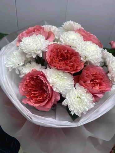 Lola_Flowers_Studio букет с открыткой хризантема, пионовидная роза 8 шт 60 см