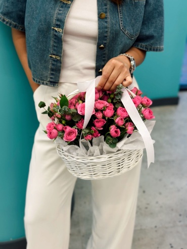 Rilak Floral композиция в корзине кустовая роза 7 шт 50 см