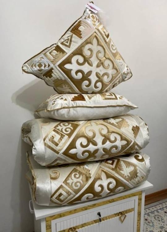 Комплект корпе с подушками 260x80 см, вата, айвори