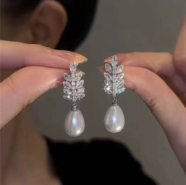 Серьги LAREY бижутерный сплав, хирургическая сталь, стразы, искусственный жемчуг