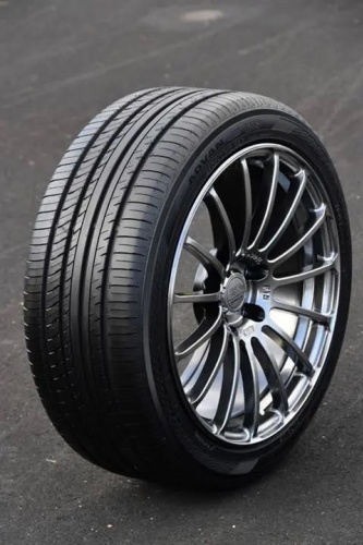 Yokohama Advan V552 215/55 R17 94 W без шипов
