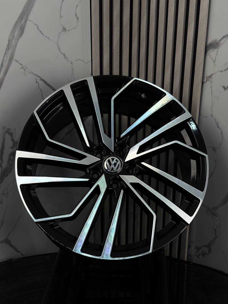 Volkswagen FBXX158 9x20/5x112 D66.5 ET35 4 диска серебристый, черный